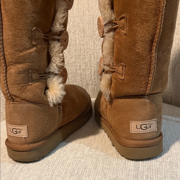 UGG Tan Winter Boots with Cream Fur - Picture 2 of 4